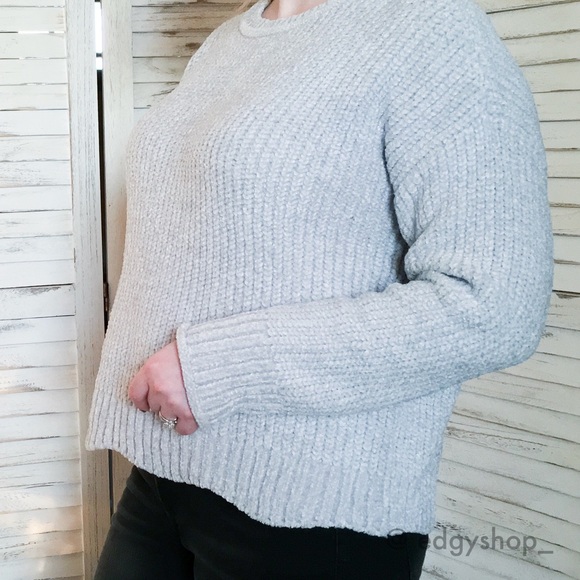 89th & Madison | Scalloped Hem Chenille Sweater - Picture 2 of 6